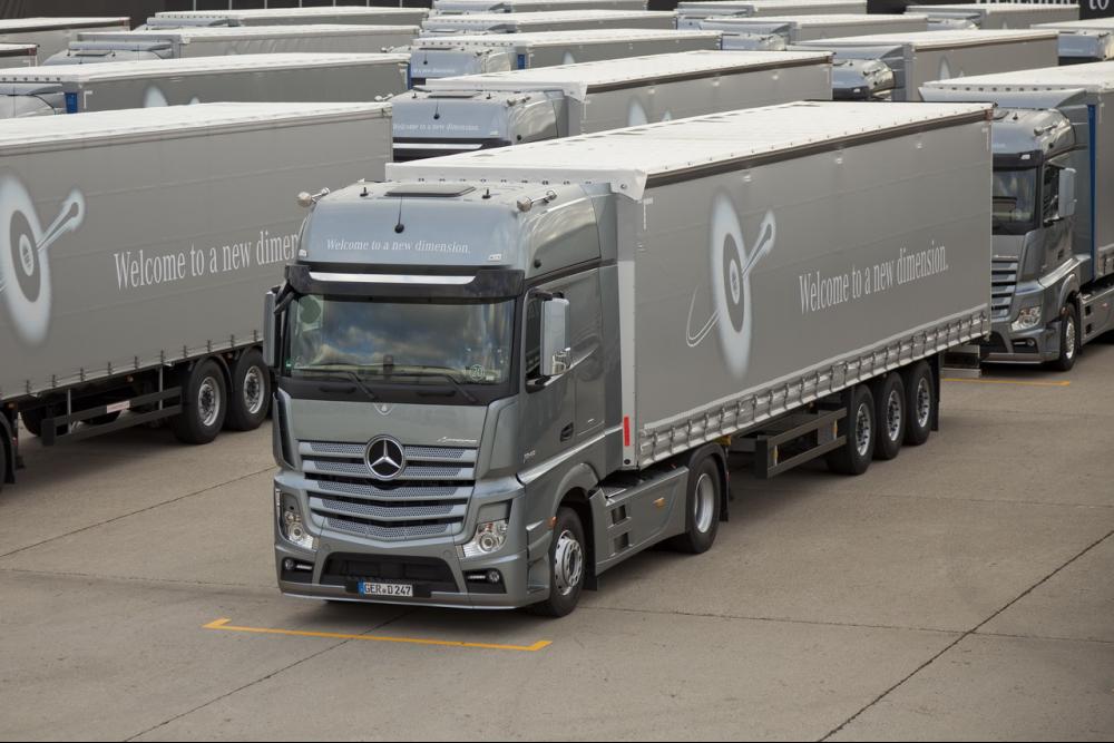 the-new-actros-heavy-duty-truck-the-mercedes-benz-among-trucks.jpg